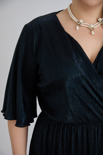 Kleid mit tiefem Ausschnitt und luxuriösem Effekt