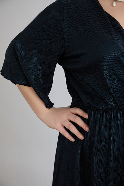 Kleid mit tiefem Ausschnitt und luxuriösem Effekt