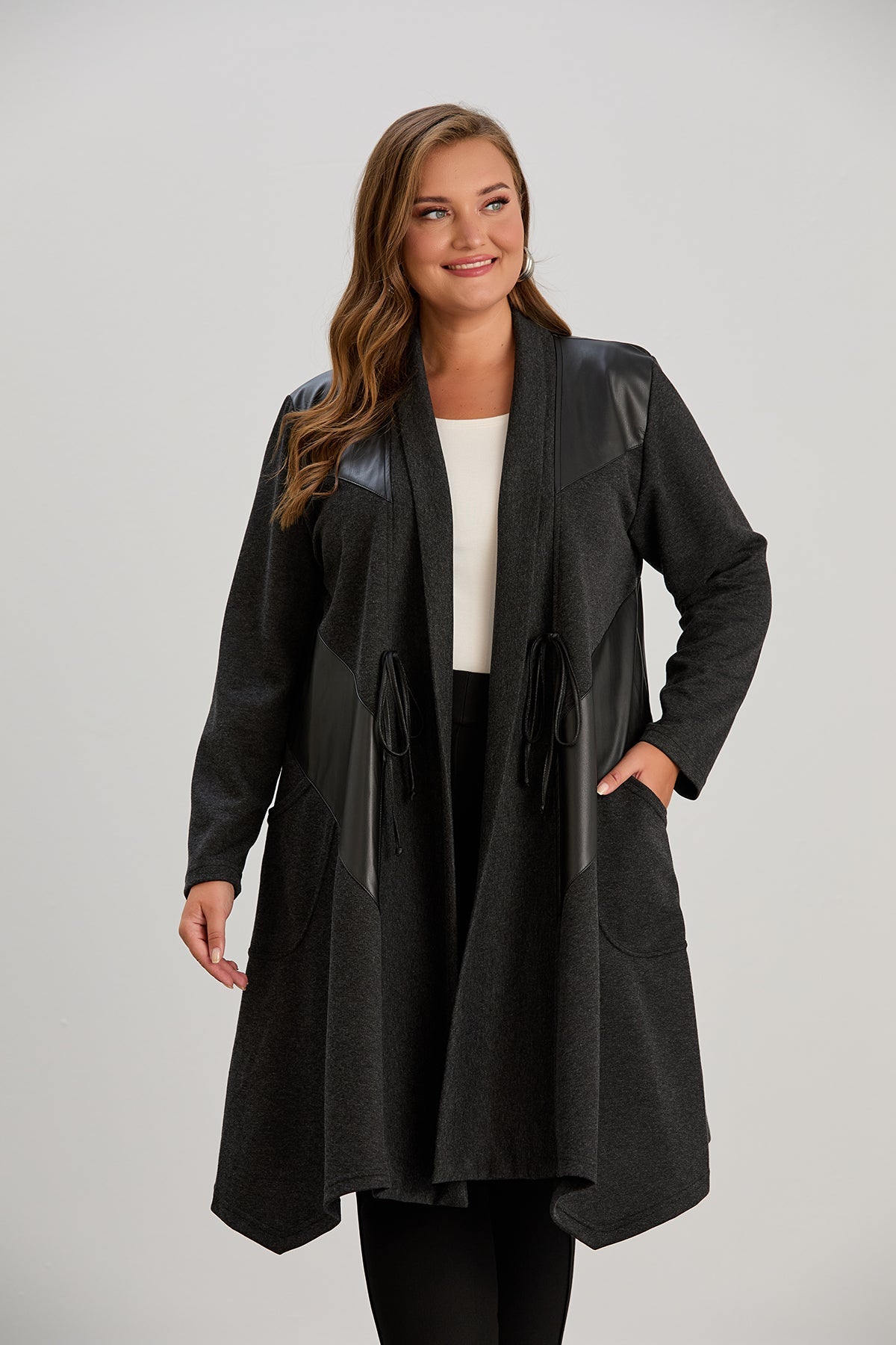 Elegante lange Strickjacke mit Leder und Bindebändern