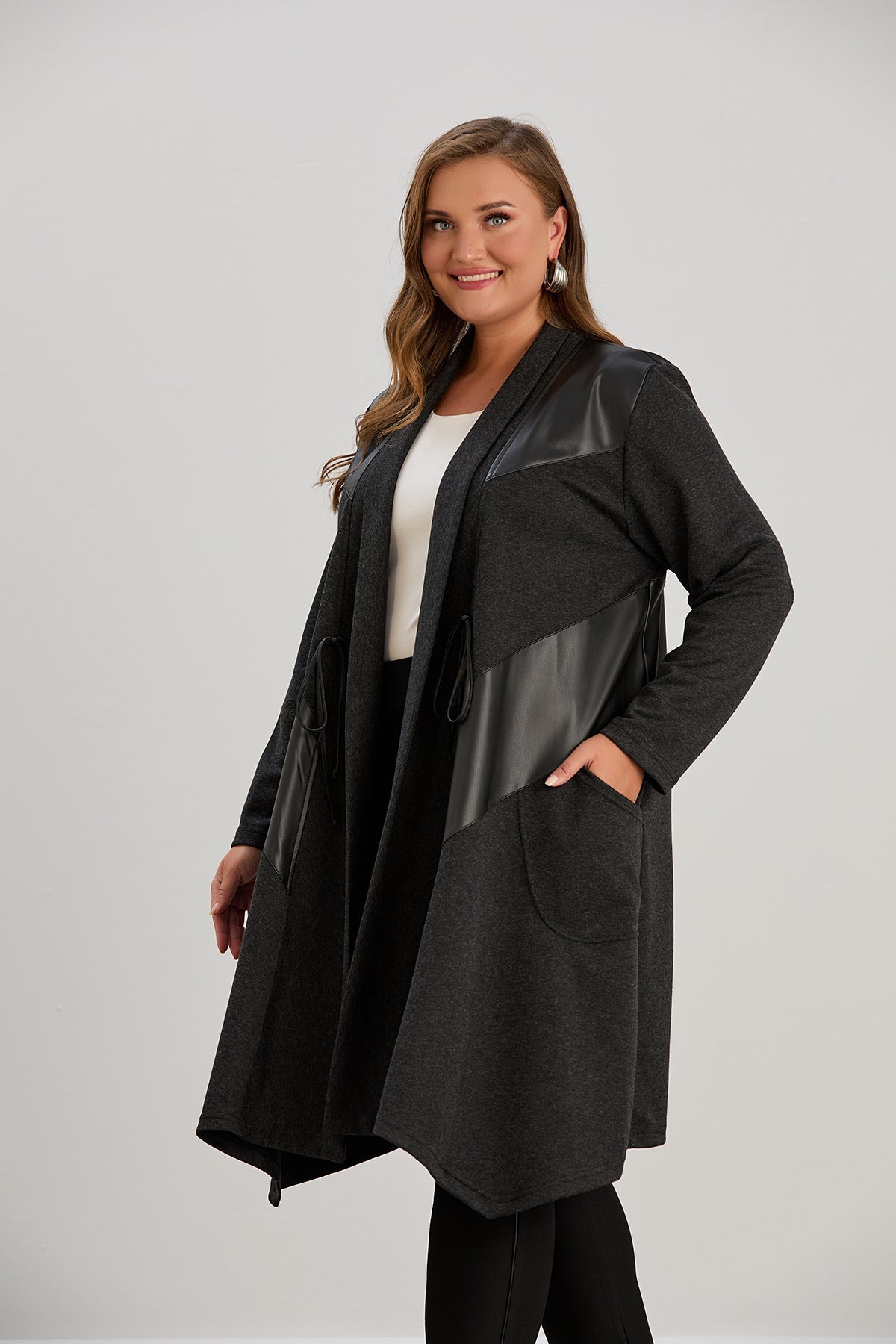 Elegante lange Strickjacke mit Leder und Bindebändern