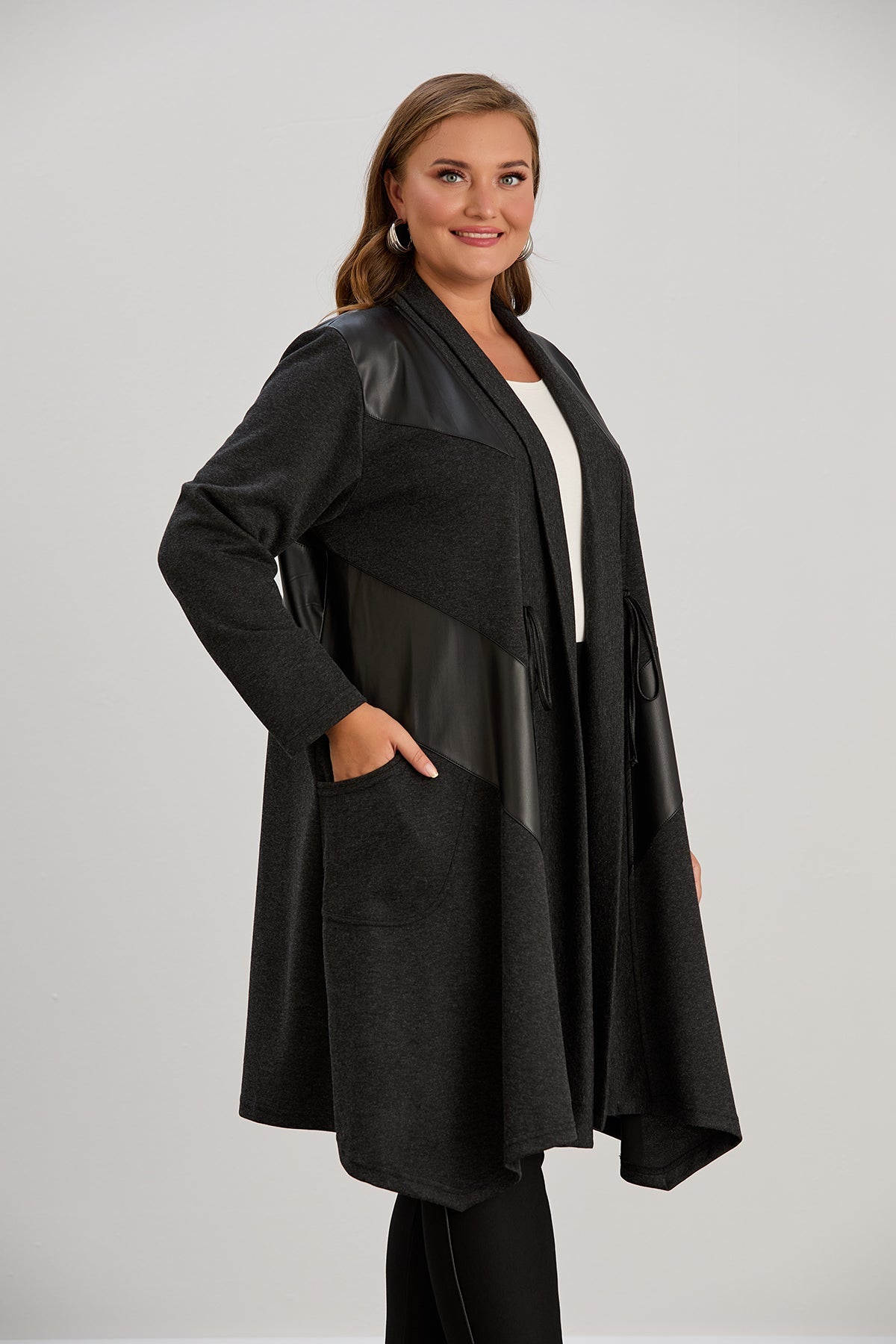 Elegante lange Strickjacke mit Leder und Bindebändern – Graphit