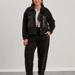 Kurze Strickjacke mit Lederdetails – Schwarz