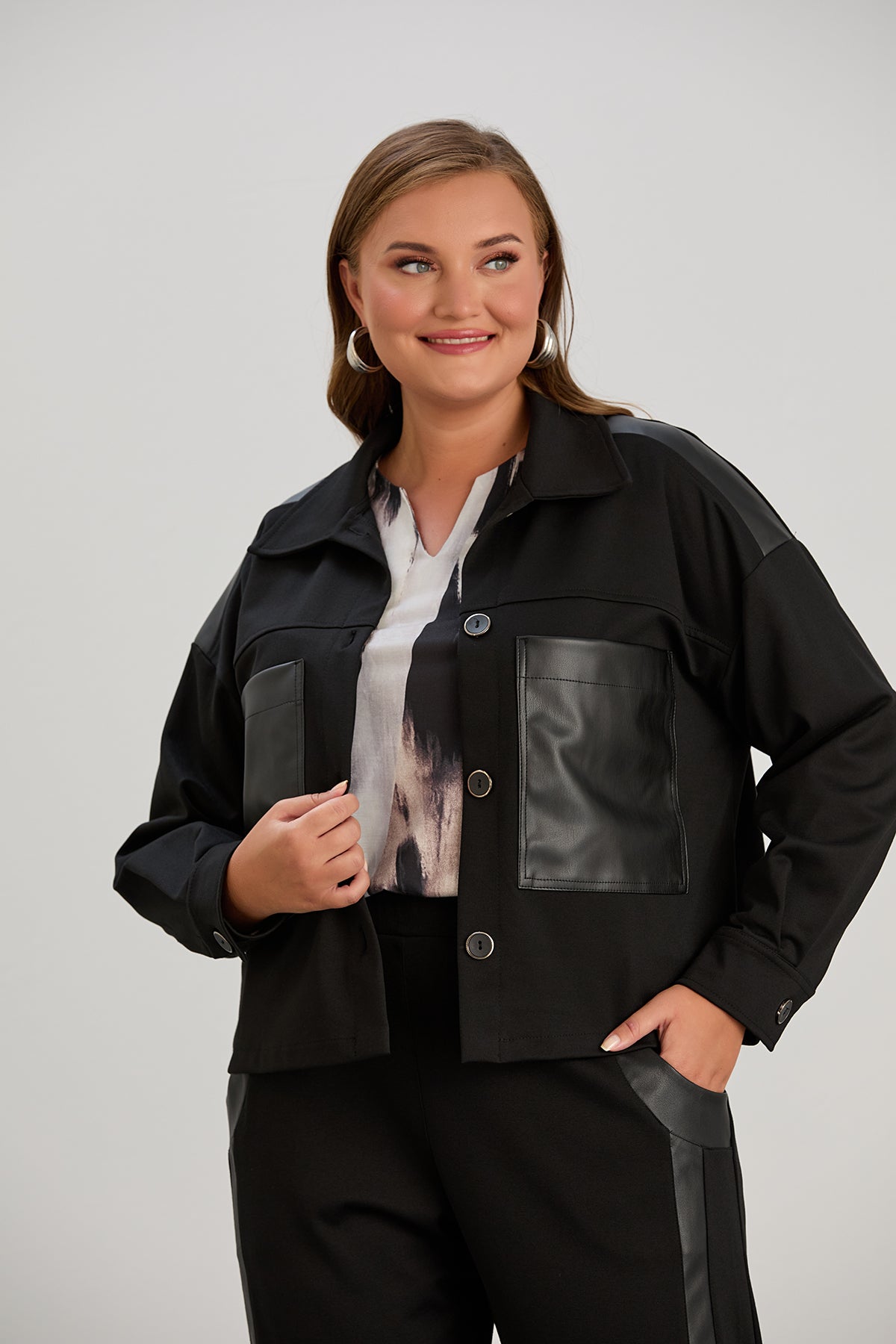 Kurze Strickjacke mit Lederdetails – Schwarz