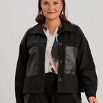 Kurze Strickjacke mit Lederdetails – Schwarz