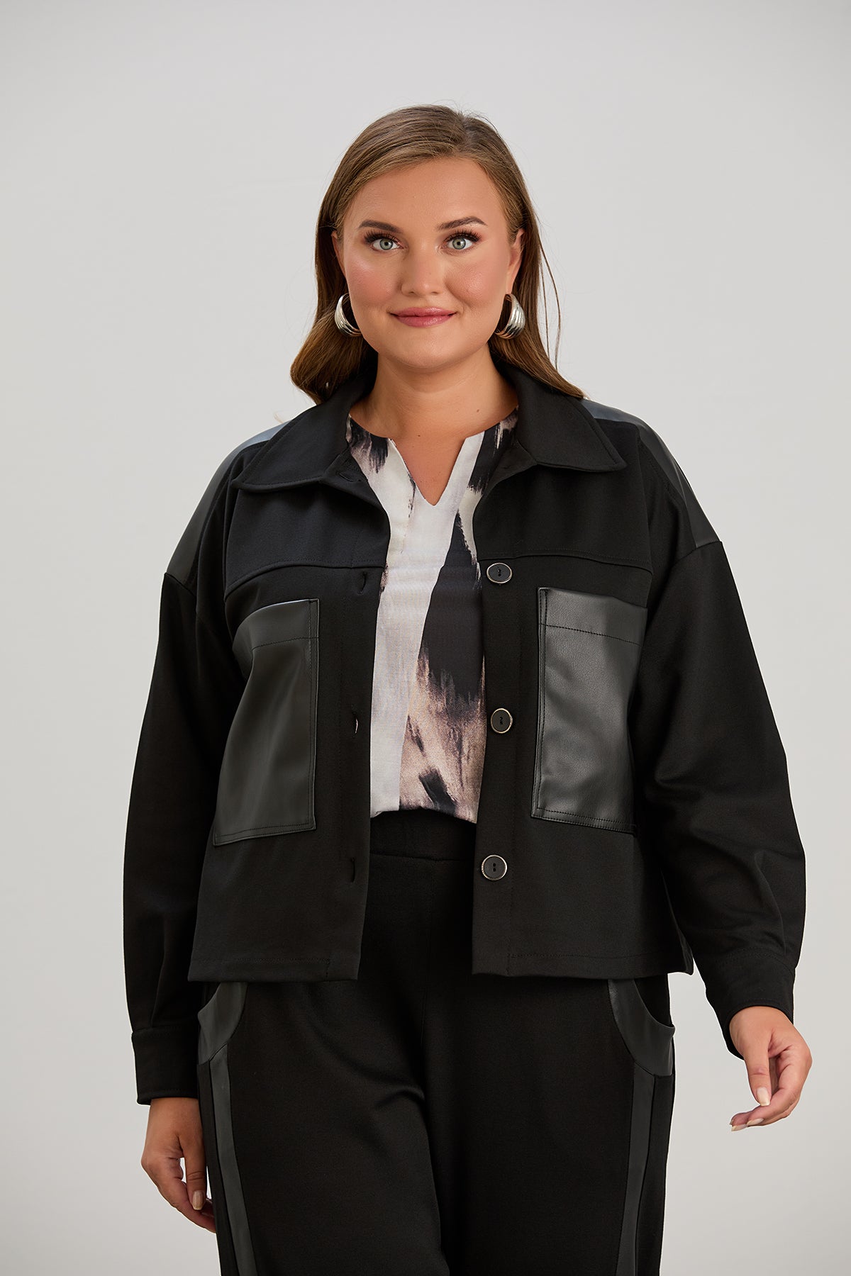 Kurze Strickjacke mit Lederdetails – Schwarz