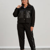 Kurze Strickjacke mit Lederdetails – Schwarz
