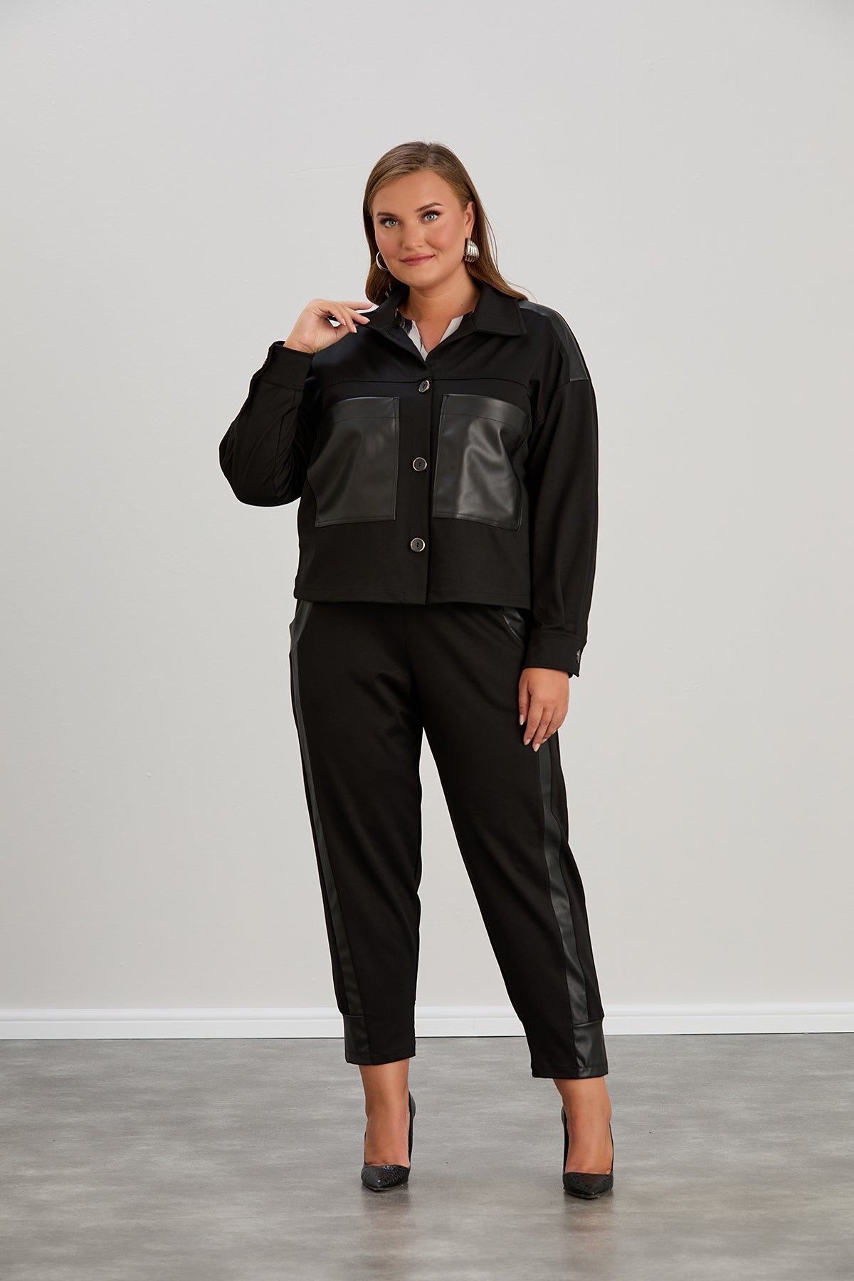 Kurze Strickjacke mit Lederdetails – Schwarz