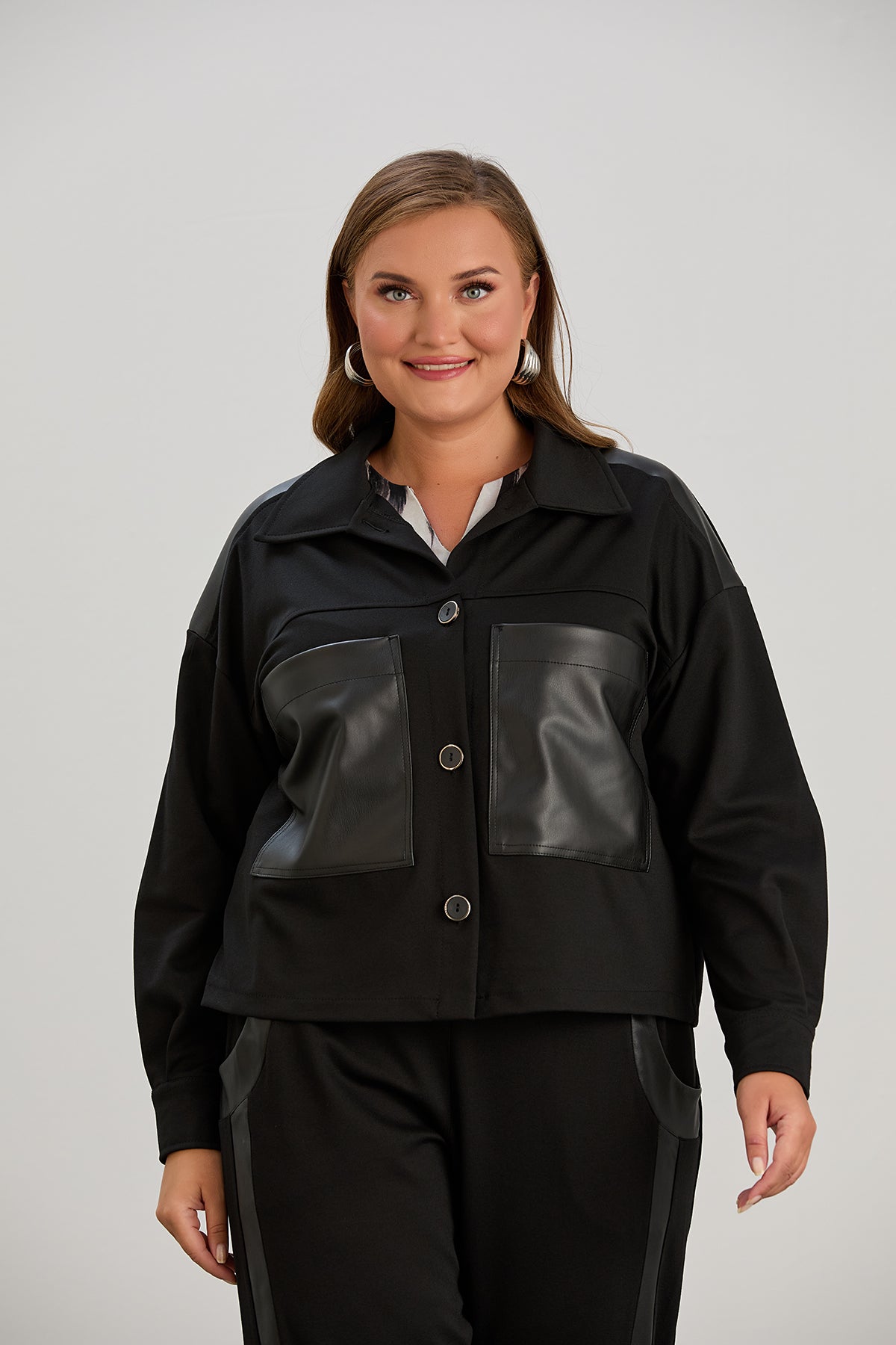 Kurze Strickjacke mit Lederdetails – Schwarz