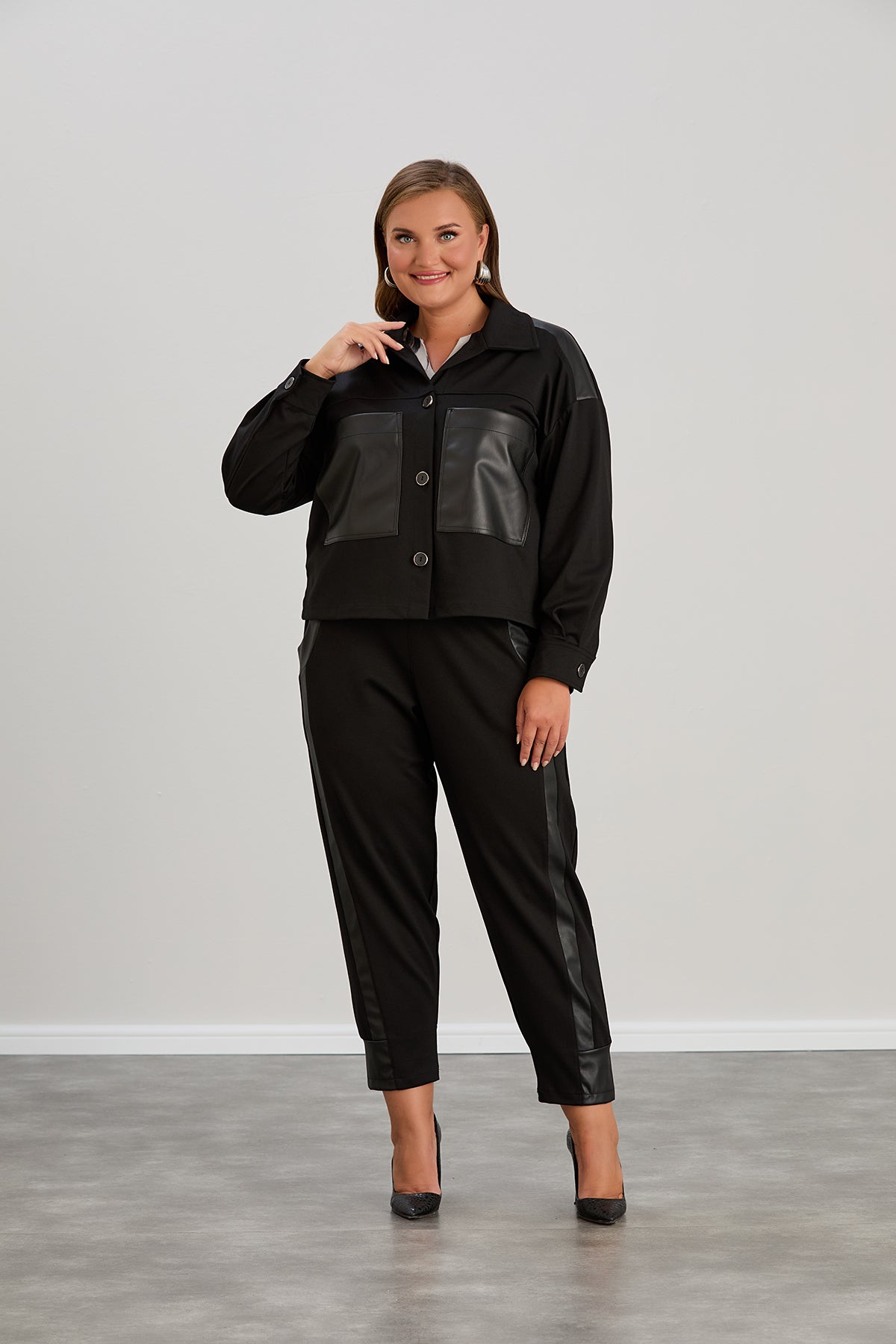 Kurze Strickjacke mit Lederdetails – Schwarz