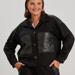 Kurze Strickjacke mit Lederdetails – Schwarz
