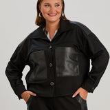 Kurze Strickjacke mit Lederdetails – Schwarz