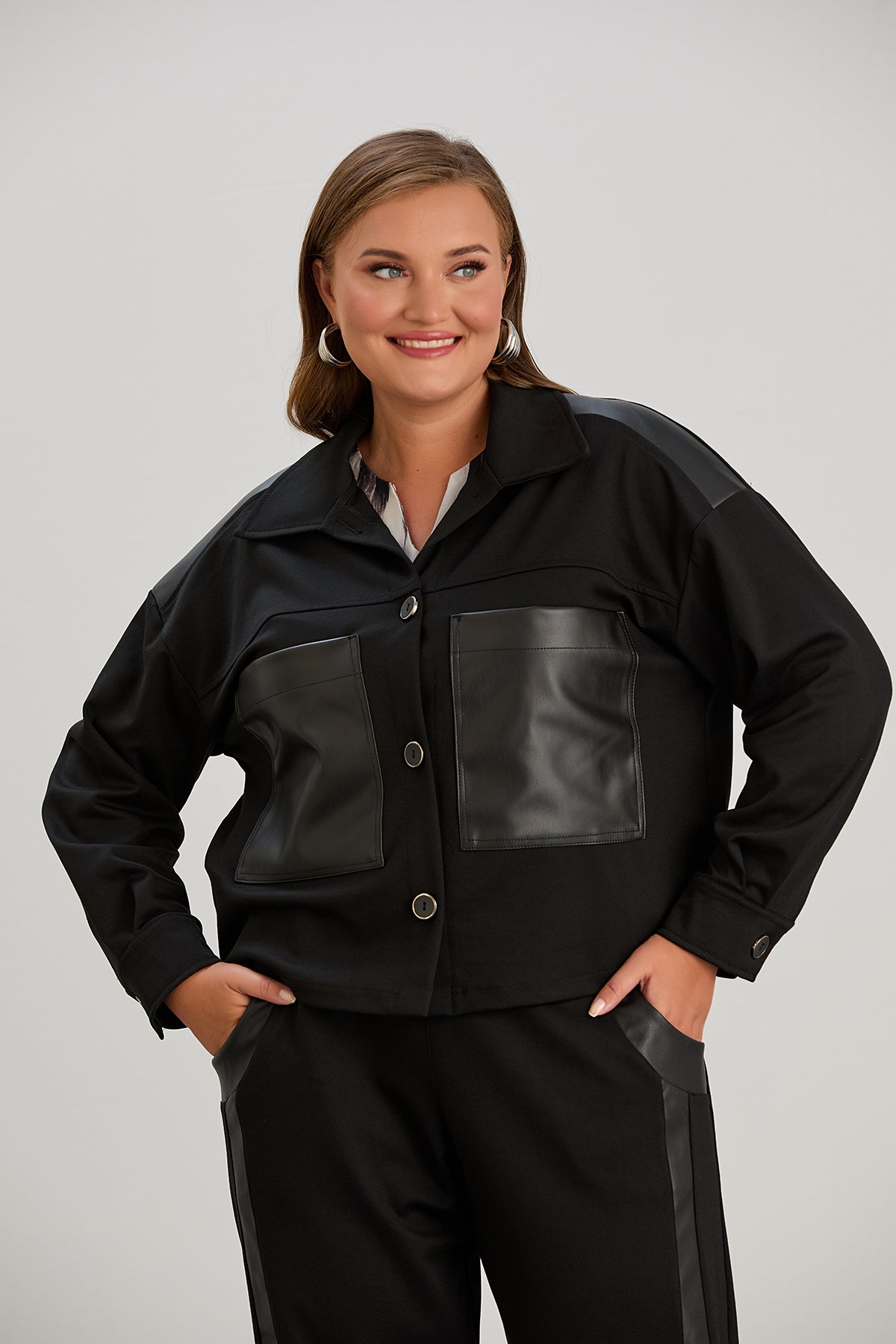 Kurze Strickjacke mit Lederdetails – Schwarz