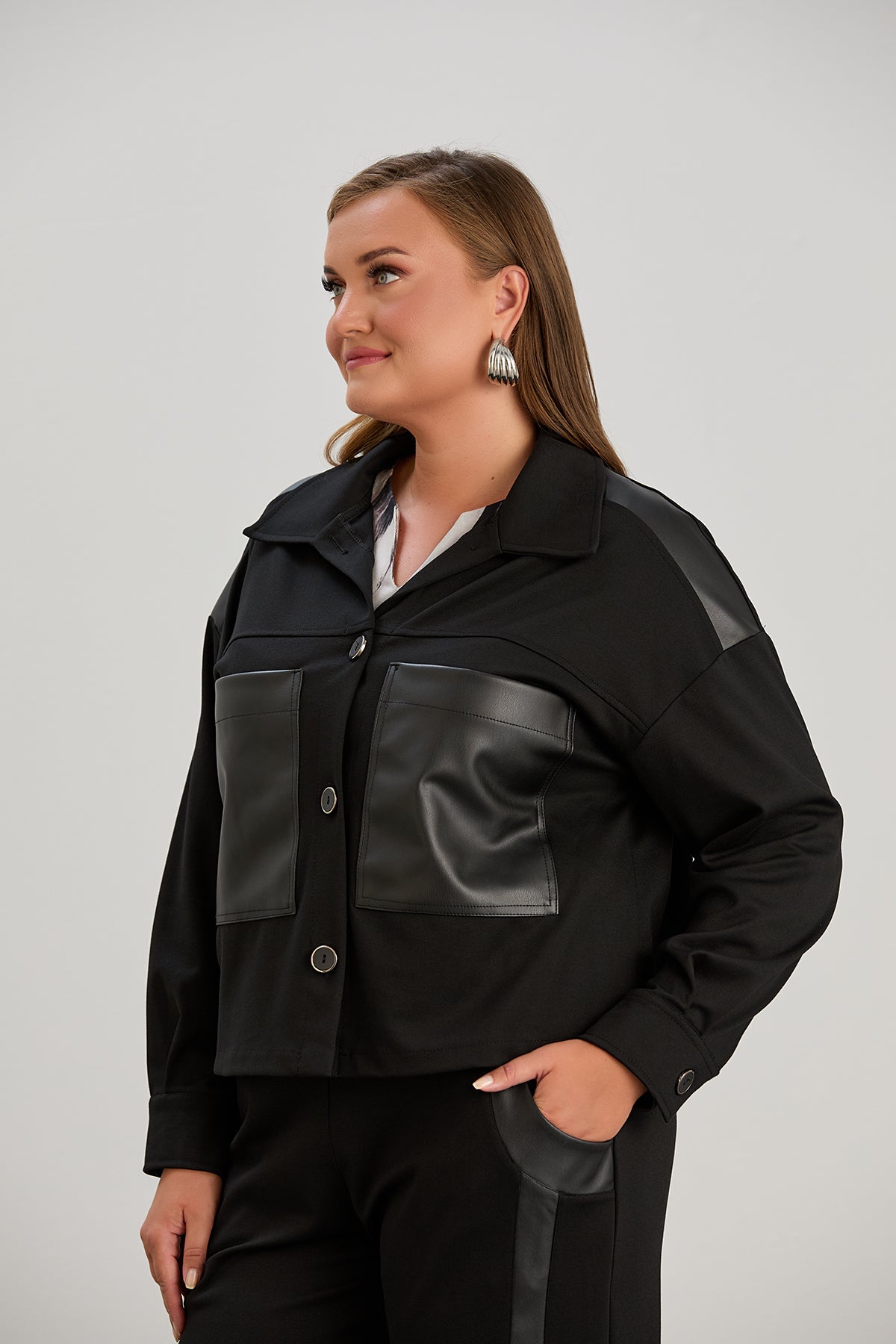 Kurze Strickjacke mit Lederdetails – Schwarz