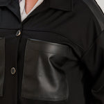 Kurze Strickjacke mit Lederdetails – Schwarz