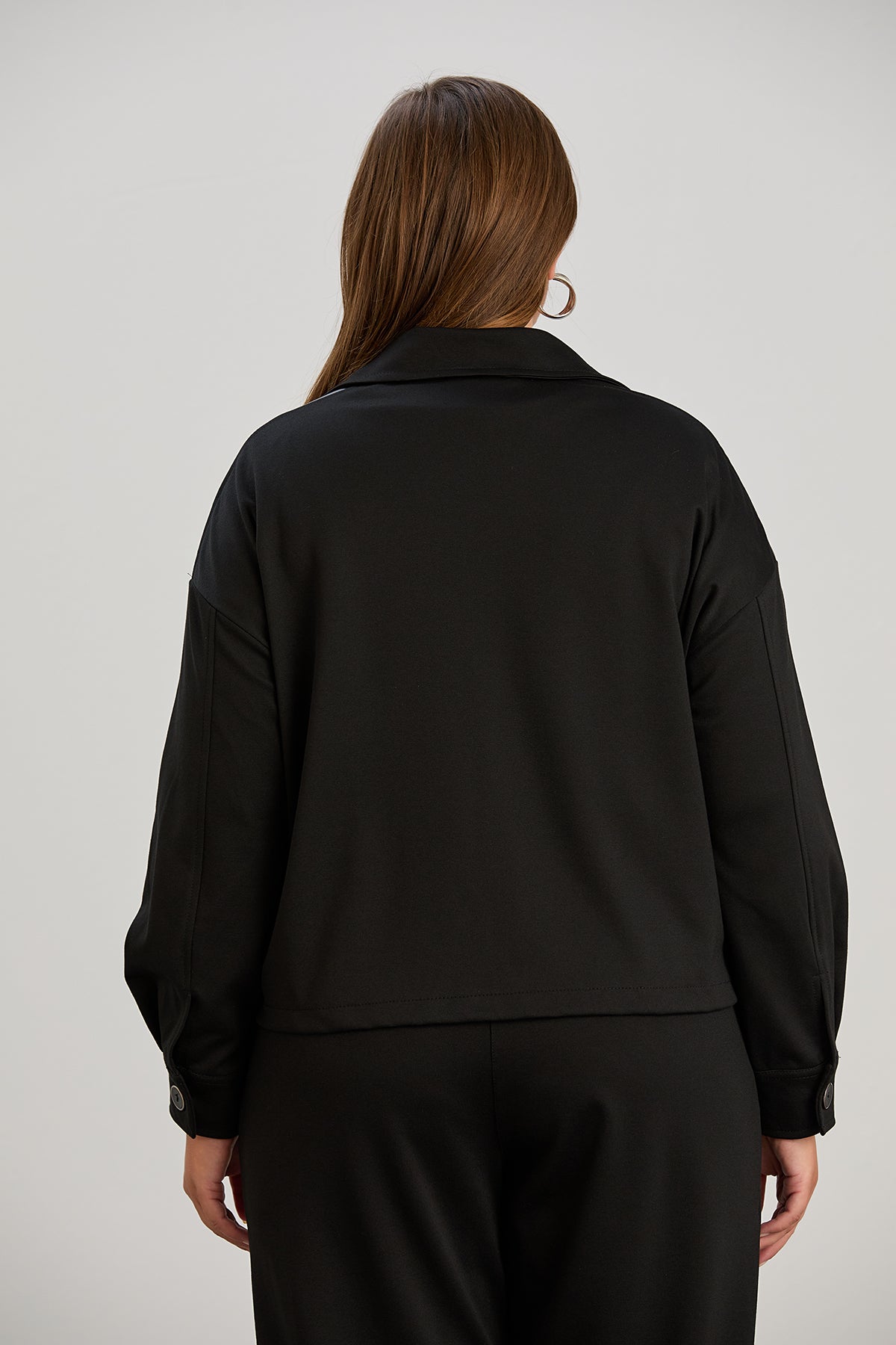 Kurze Strickjacke mit Lederdetails – Schwarz