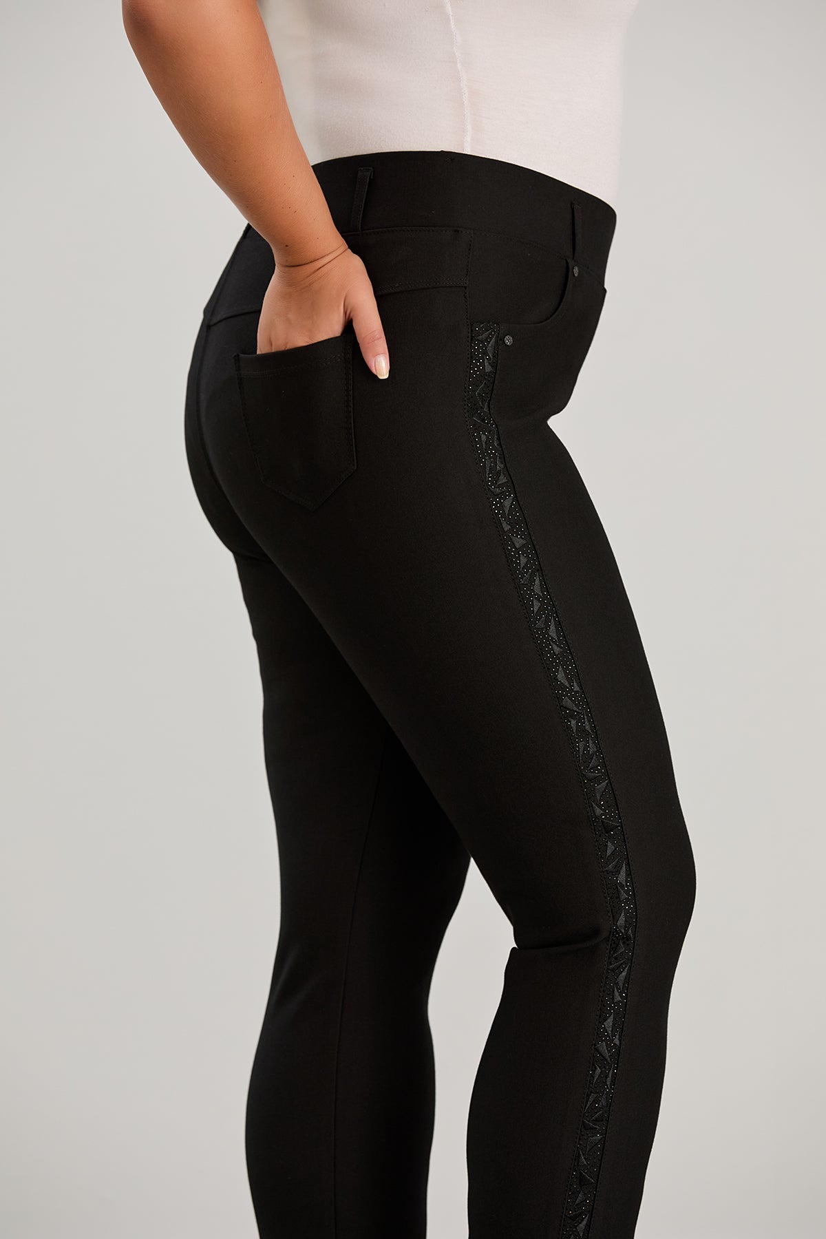 Figurformende und körperbetonende Hose mit Strass-Streifen – Schwarz