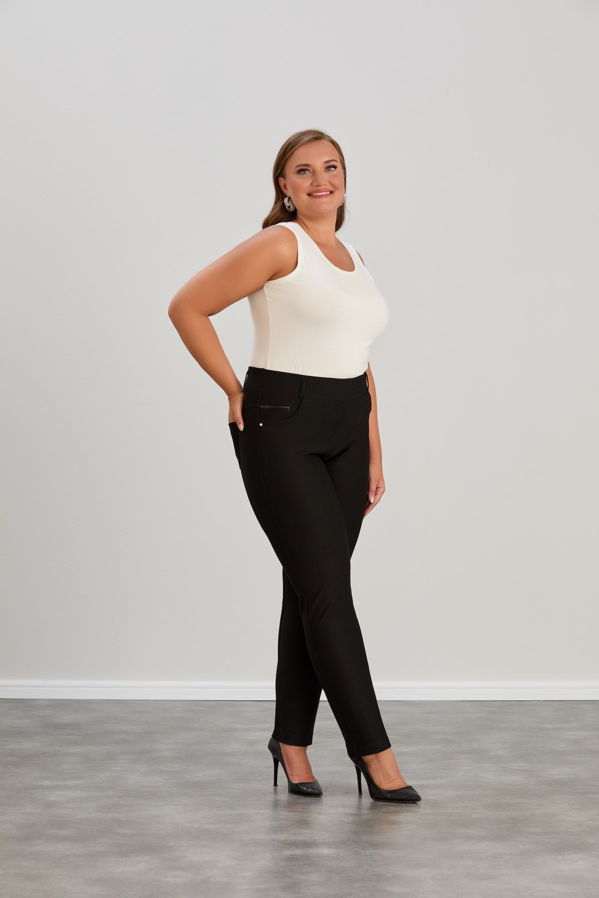 Figurformende und körperbetonende Hose in Schwarz – Schwarz