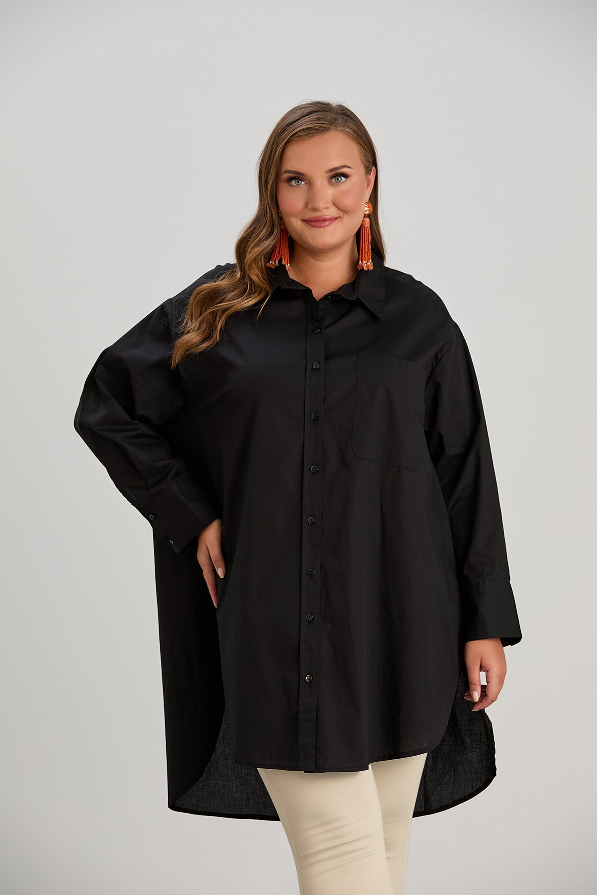 Damenlange Poplin-Hemdbluse in Schwarz