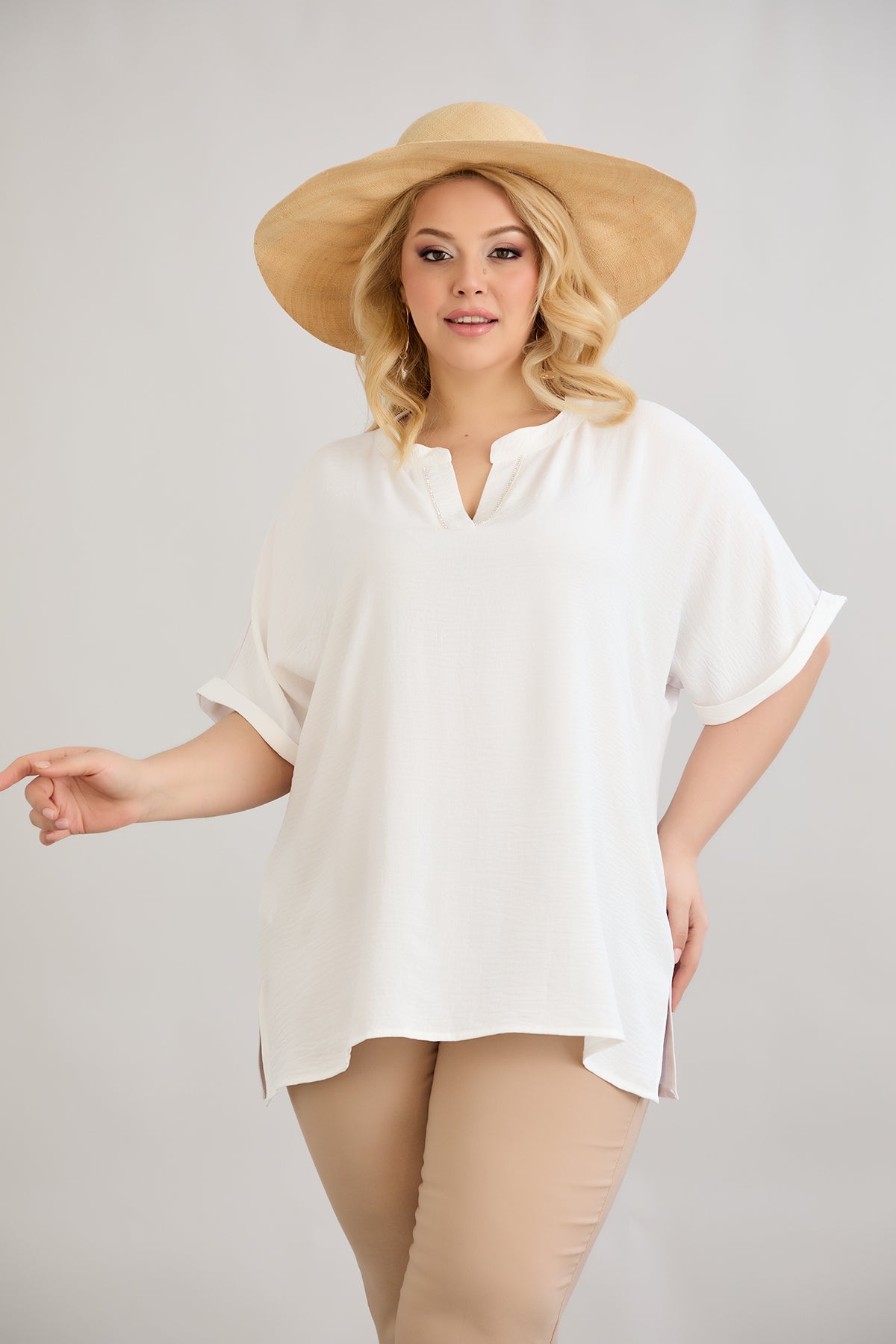 Bluse mit V-Ausschnitt und zarten Kieselsteinen - Weiß