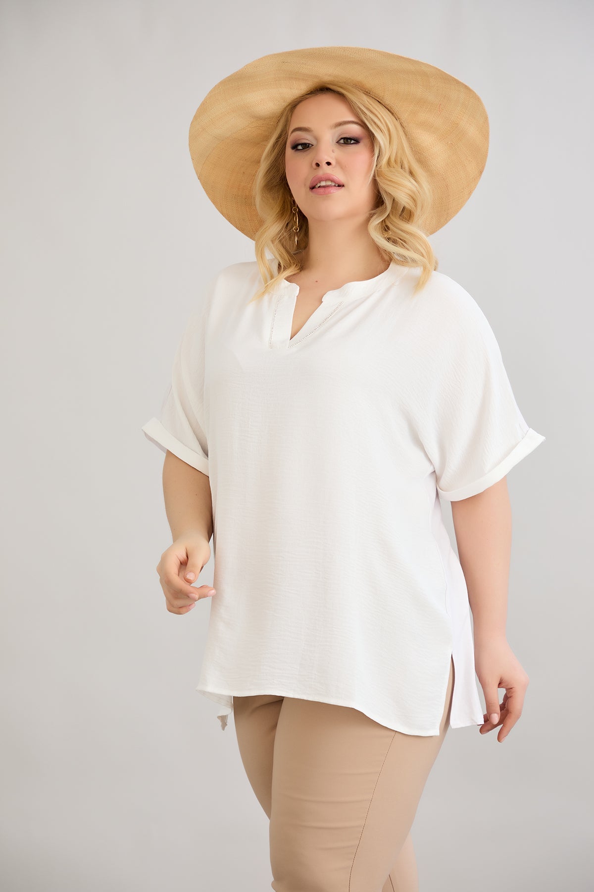 Bluse mit V-Ausschnitt und zarten Kieselsteinen - Weiß