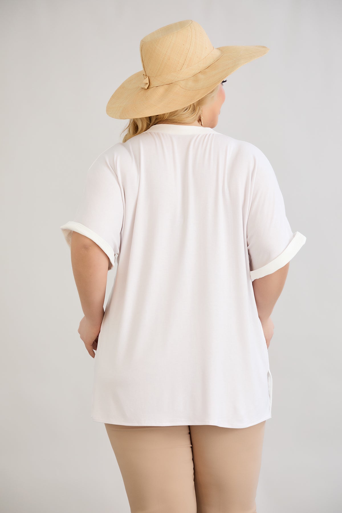 Bluse mit V-Ausschnitt und zarten Kieselsteinen - Weiß