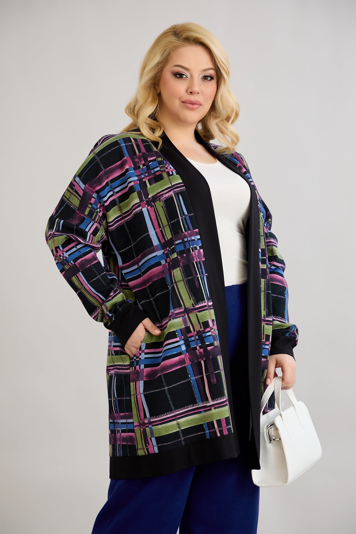 Lange Baumwoll-Strickjacke mit Taschen - schwarz in ubergrossen