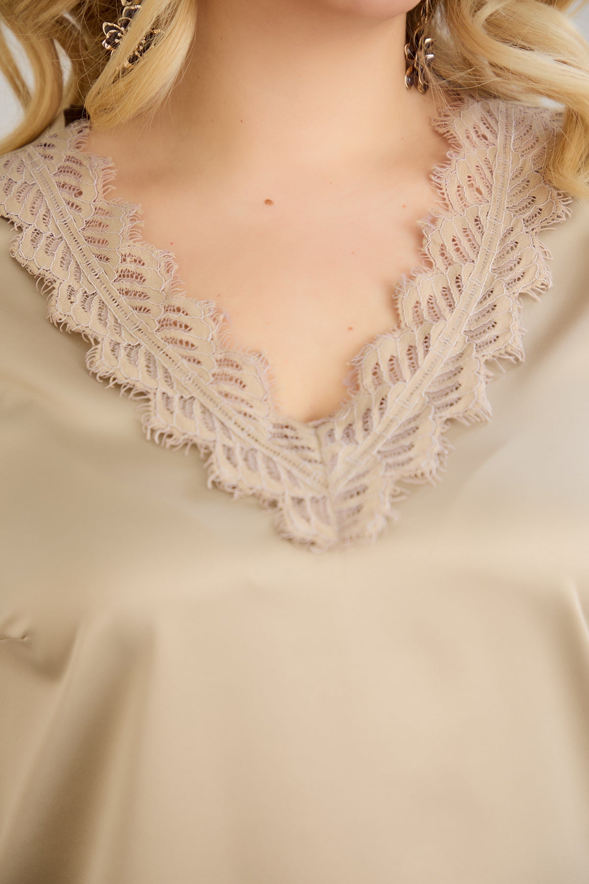 Satin-Luxus-Top mit Spitze - Sand