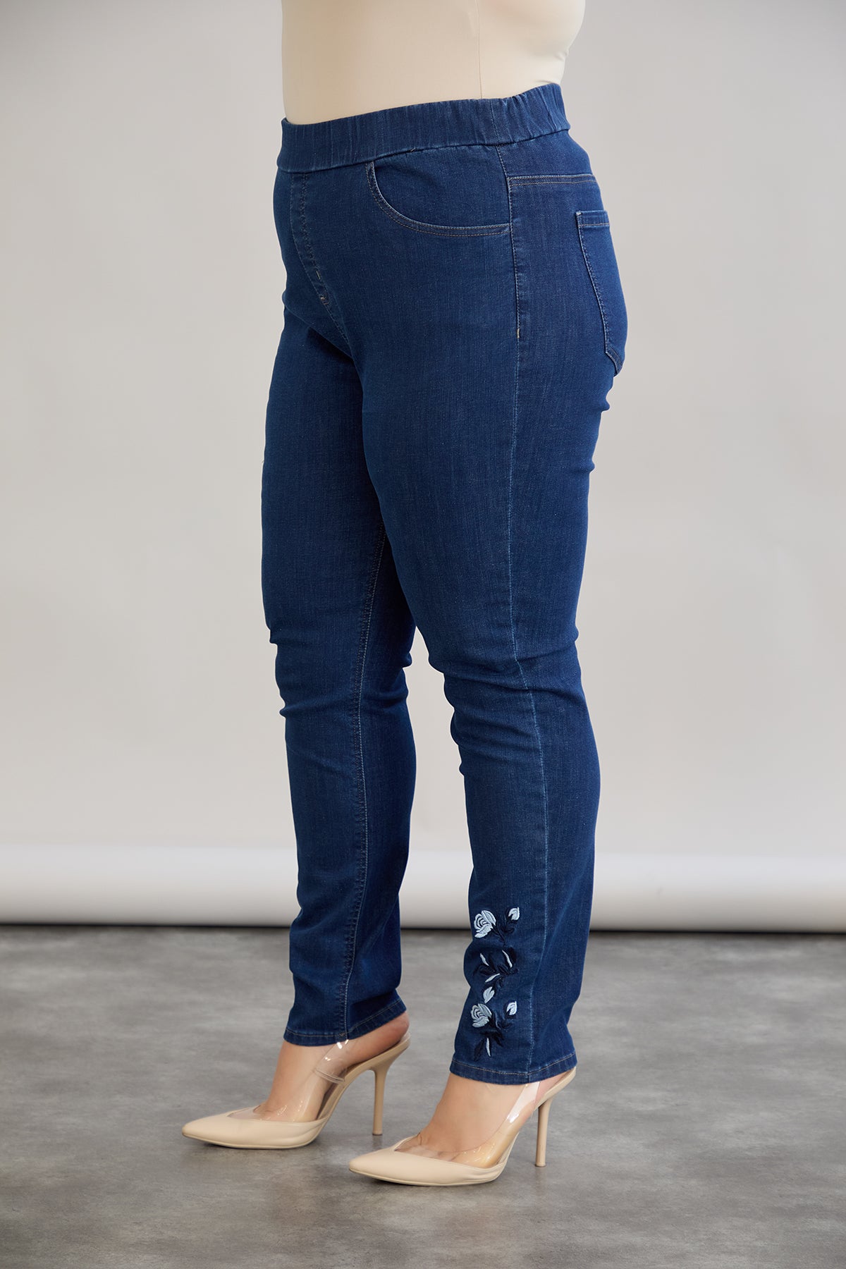 Elastische Damenjeans mit Stickerei - Dunkelblau