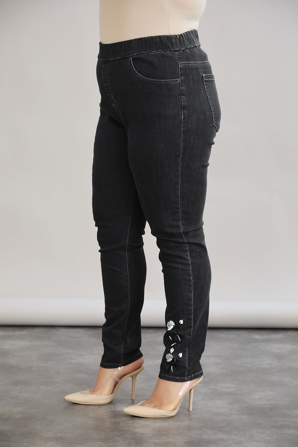 Elastische Damenjeans mit Stickerei - Schwarz