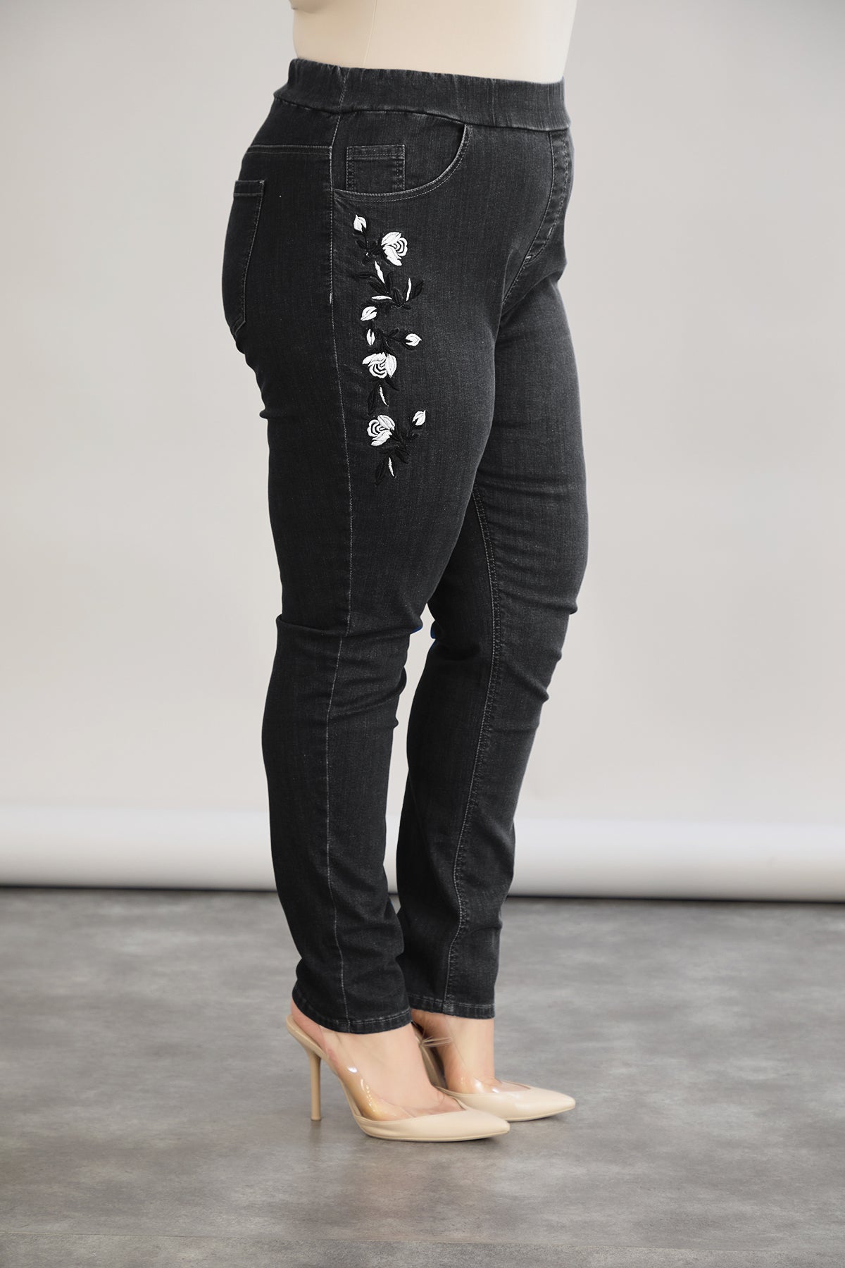 Elastische Damenjeans mit Stickerei - Schwarz