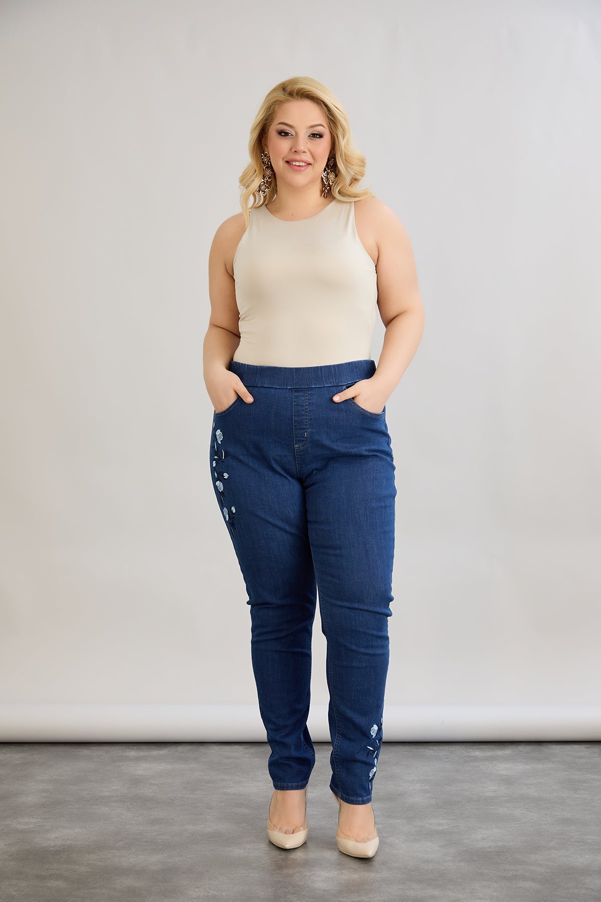 Elastische Damenjeans mit Stickerei - Dunkelblau