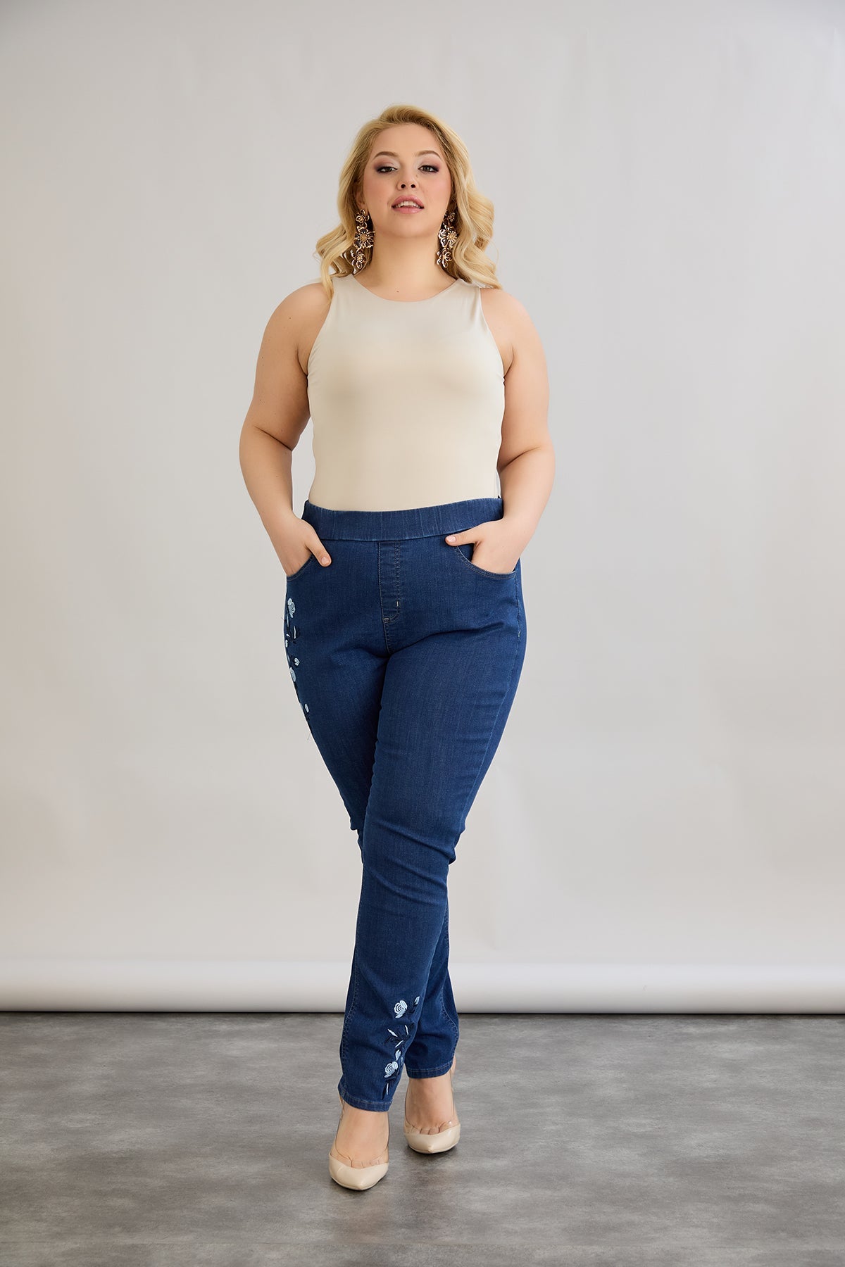 Elastische Damenjeans mit Stickerei - Dunkelblau