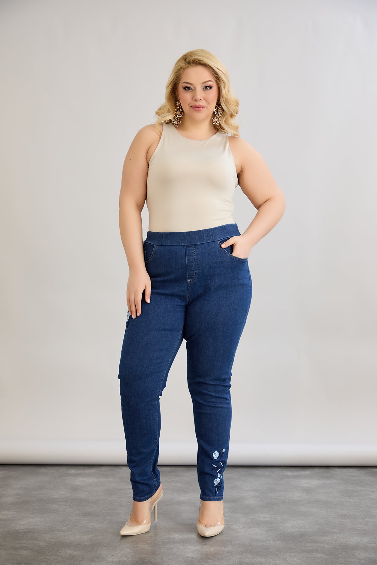Elastische Damenjeans mit Stickerei - Dunkelblau