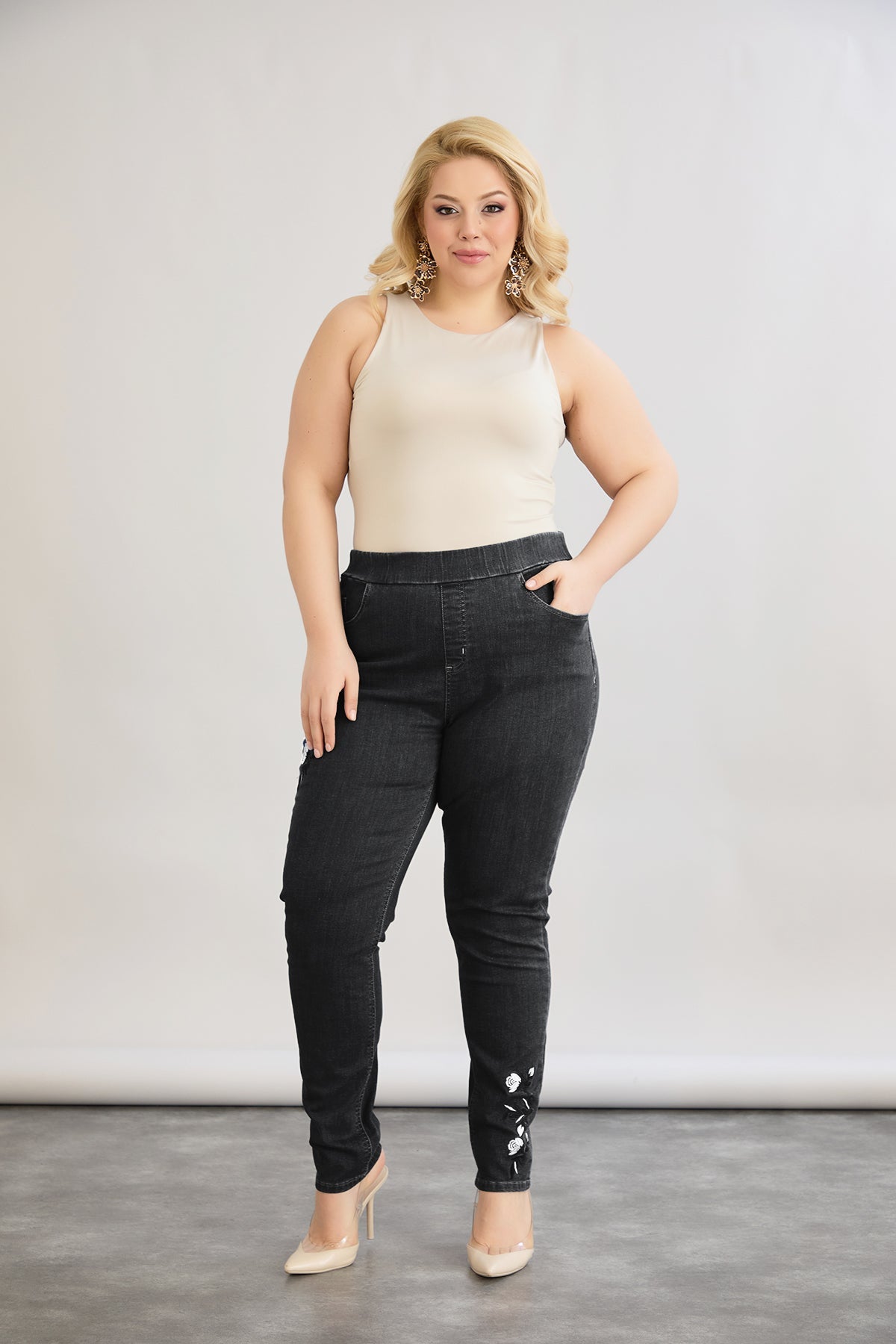 Elastische Damenjeans mit Stickerei - Schwarz