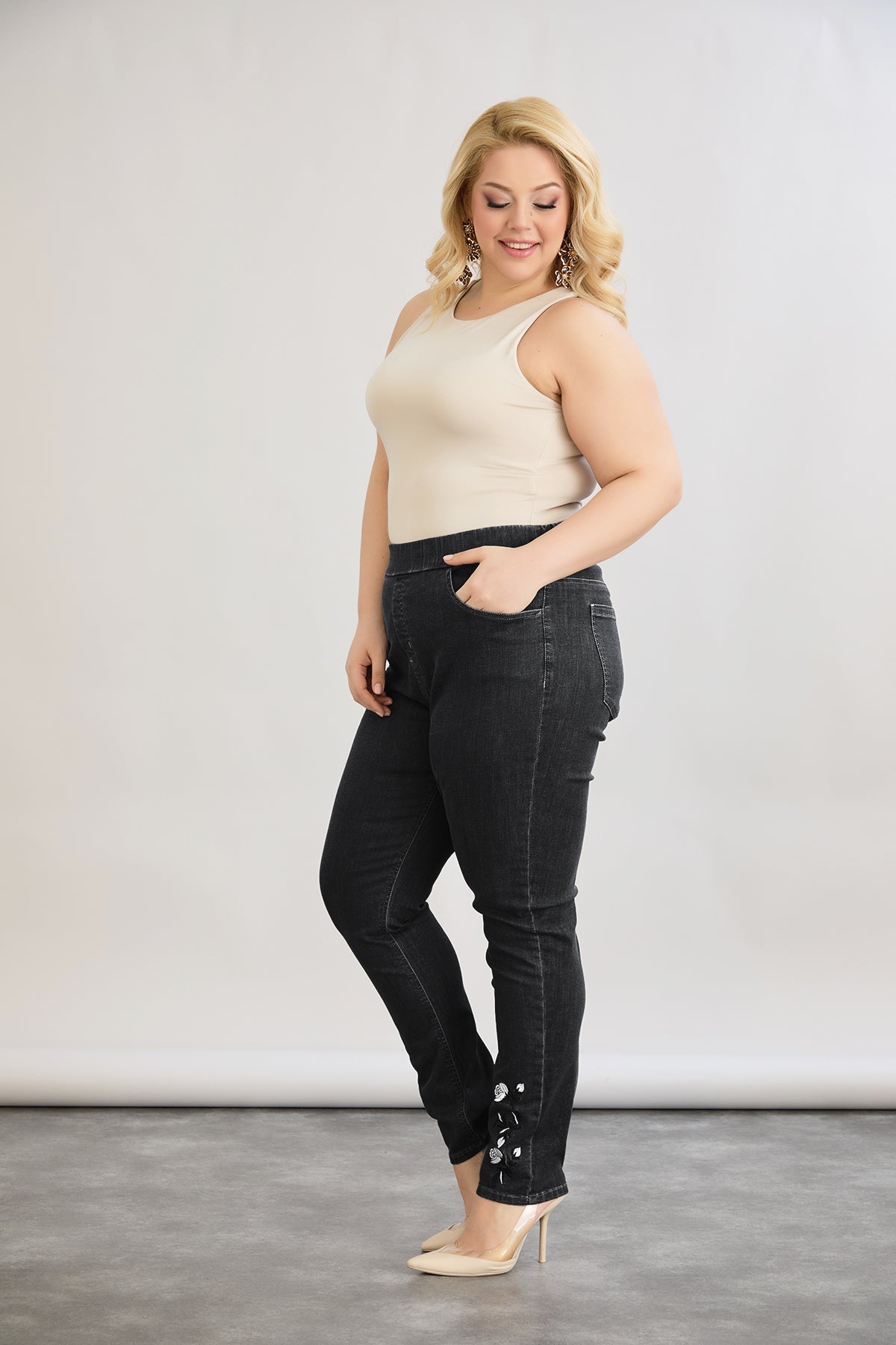 Elastische Damenjeans mit Stickerei - Schwarz