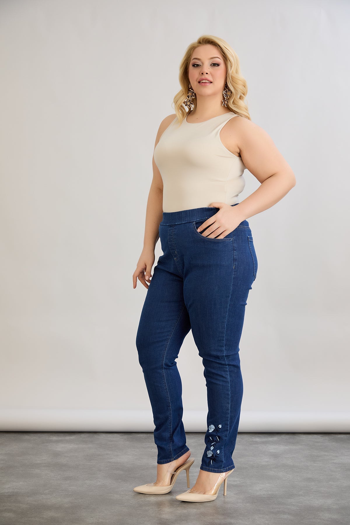 Elastische Damenjeans mit Stickerei - Dunkelblau