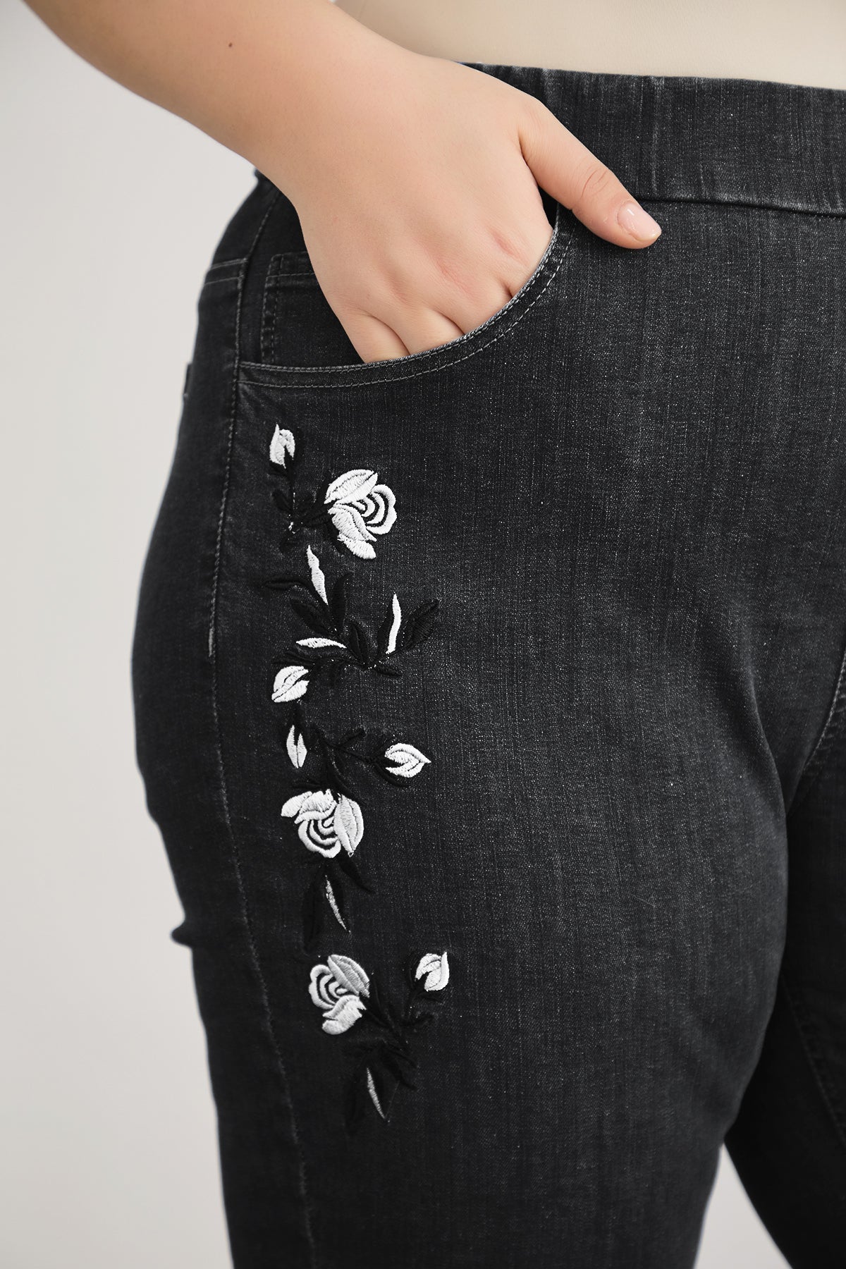 Elastische Damenjeans mit Stickerei - Schwarz