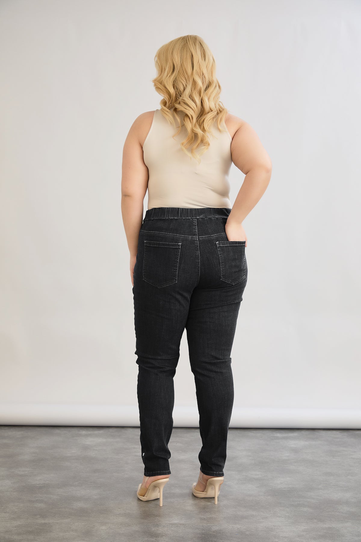 Elastische Damenjeans mit Stickerei - Schwarz