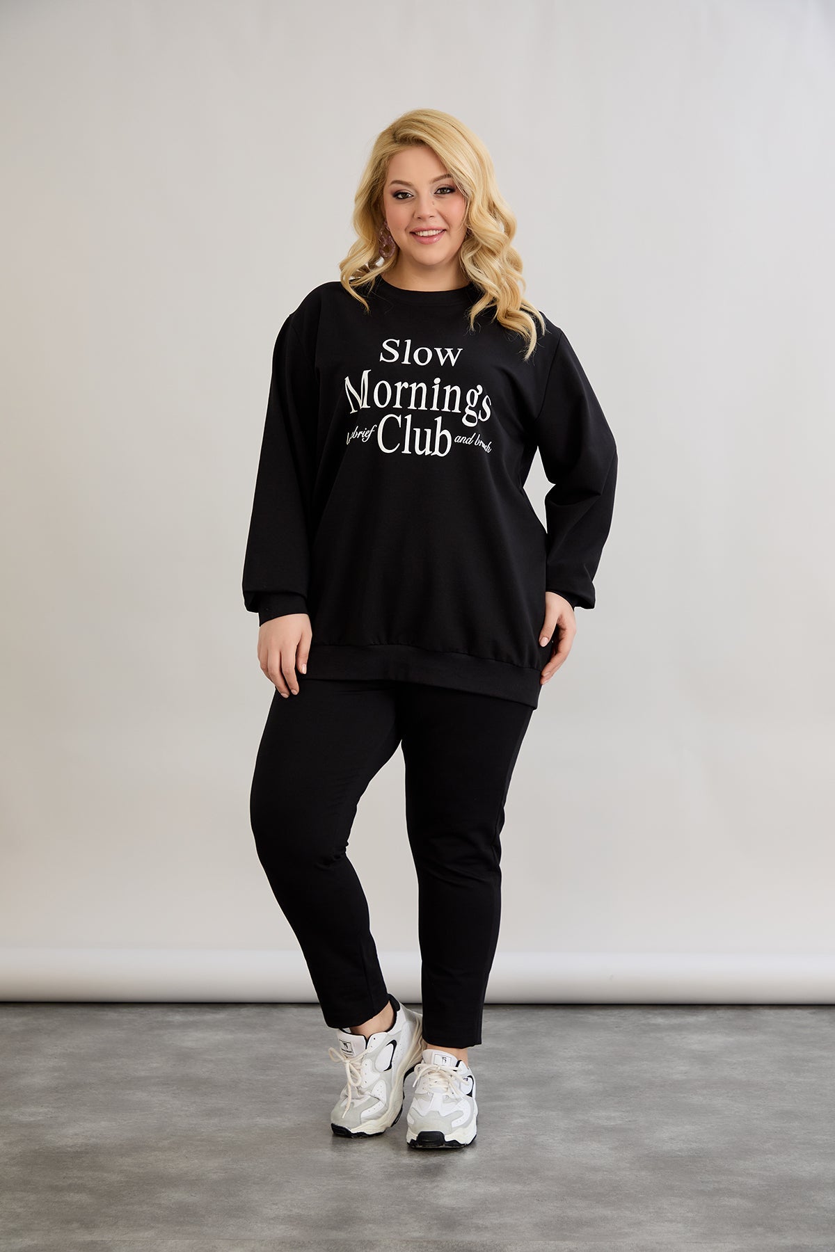 Casual-bluse mit Schriftzug „Slow Morning Club“