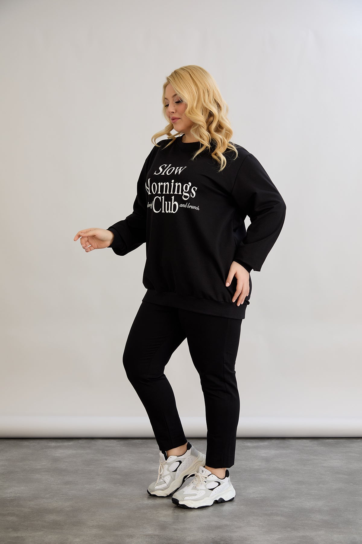 Casual-bluse mit Schriftzug „Slow Morning Club“