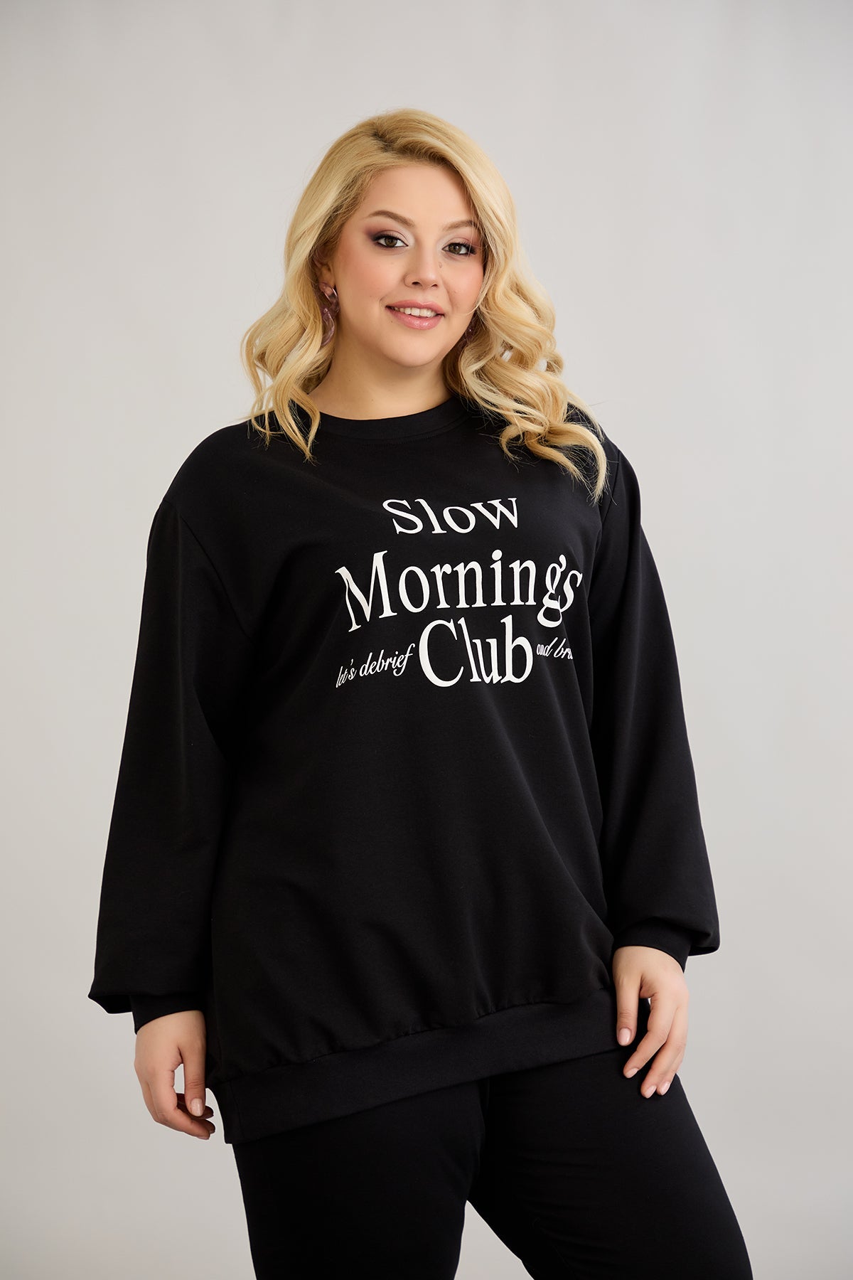 Bequeme Sportbluse aus Baumwolle mit Schriftzug „Slow Morning Club“ in Übergrößen