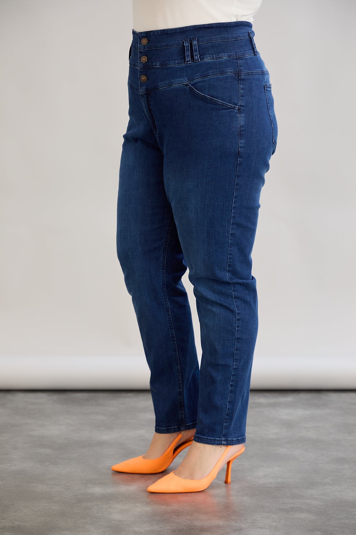 Elastische Jeans mit hohem Taillenumfang und Knöpfen