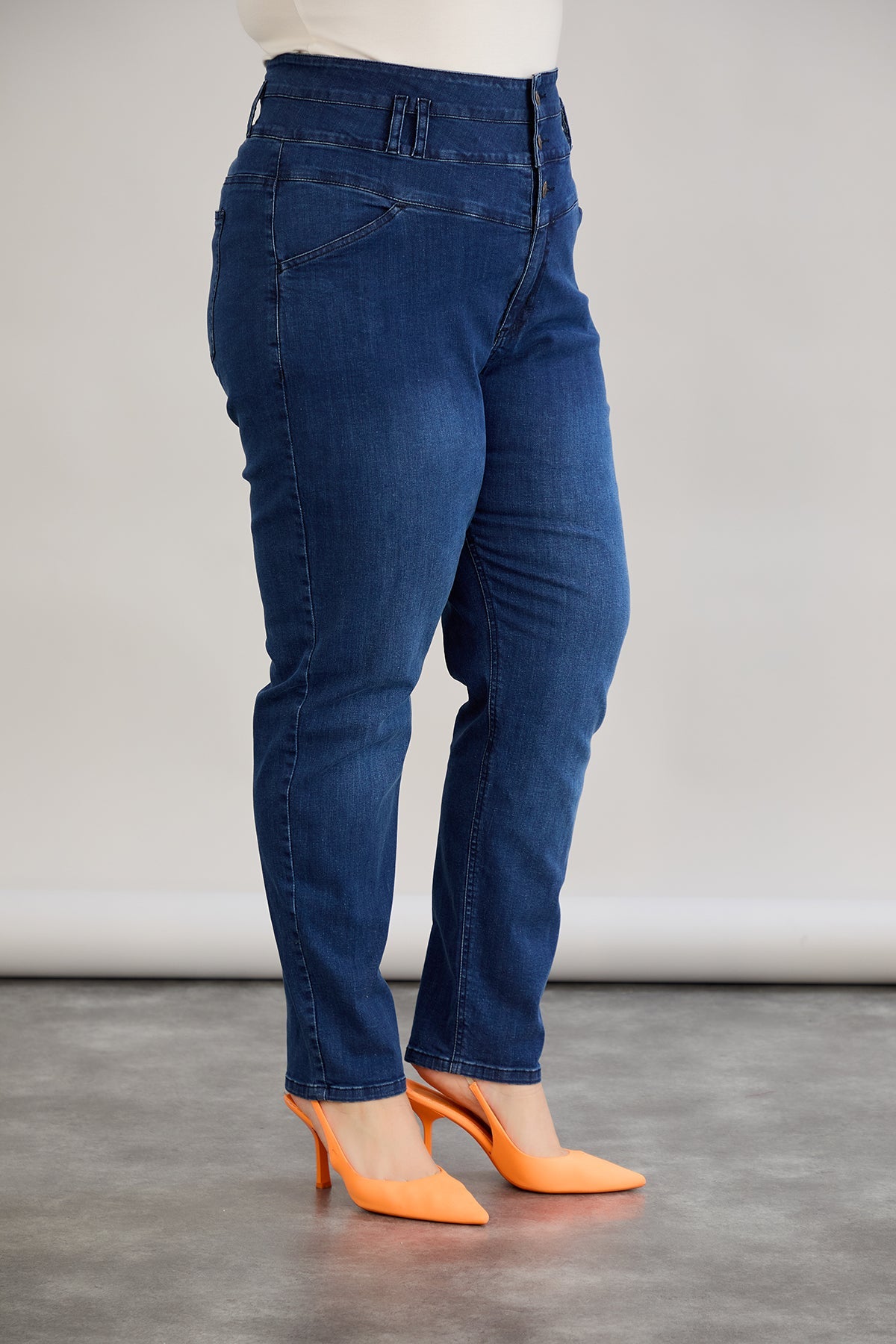 Elastische Jeans mit hohem Taillenumfang und Knöpfen