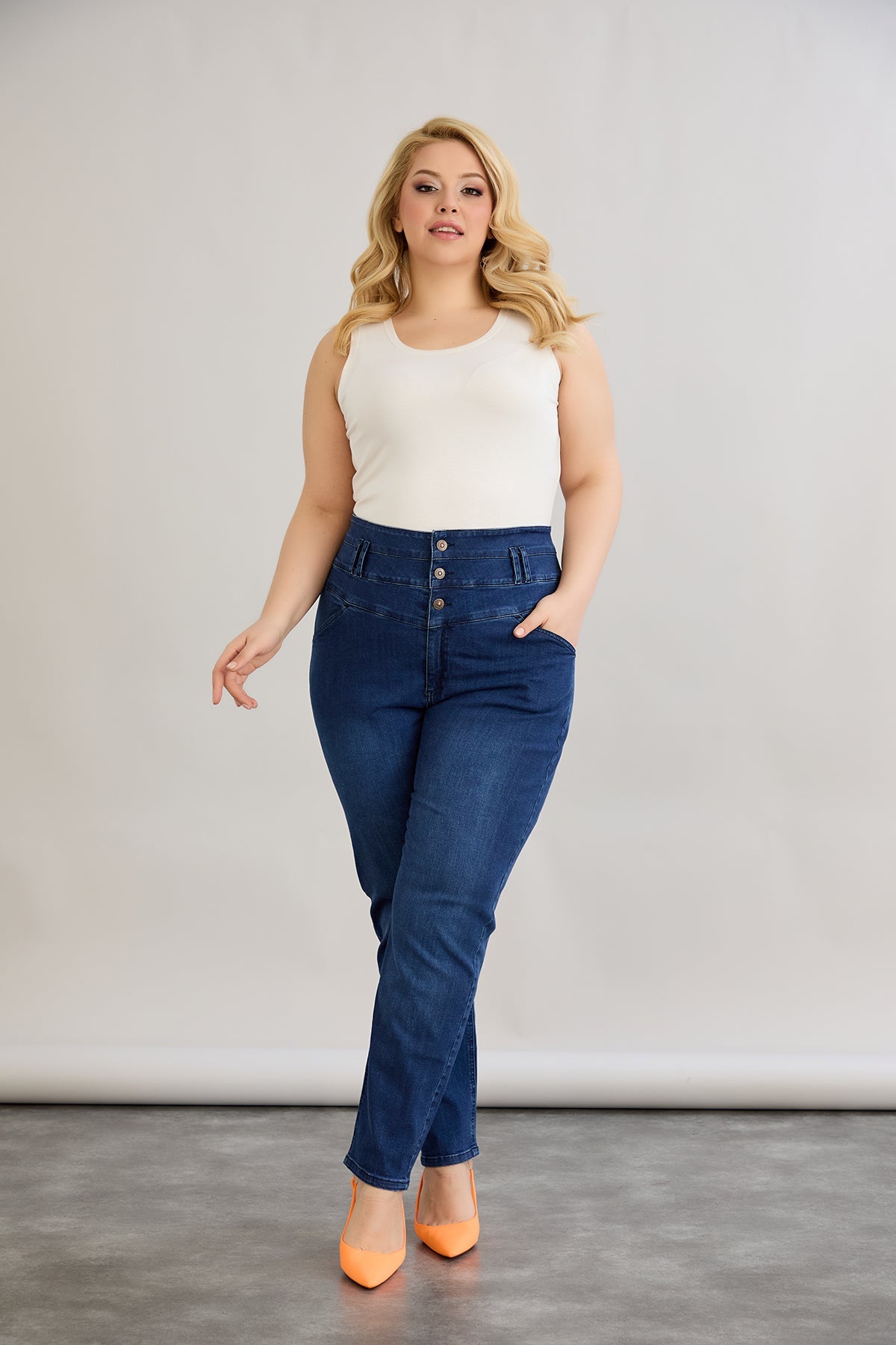 Elastische Jeans mit hohem Taillenumfang und Knöpfen