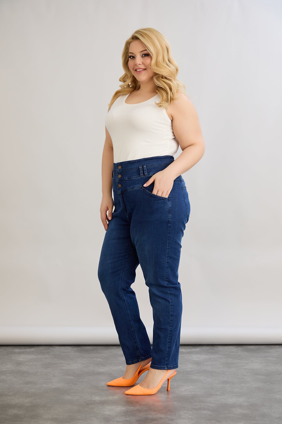 Elastische Jeans mit hohem Taillenumfang und Knöpfen