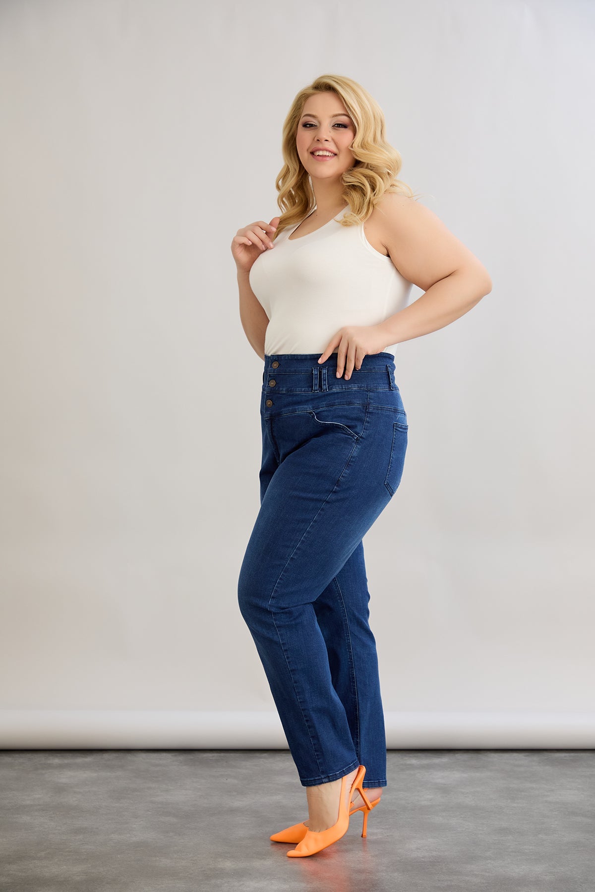 Elastische Jeans mit hohem Taillenumfang und Knöpfen