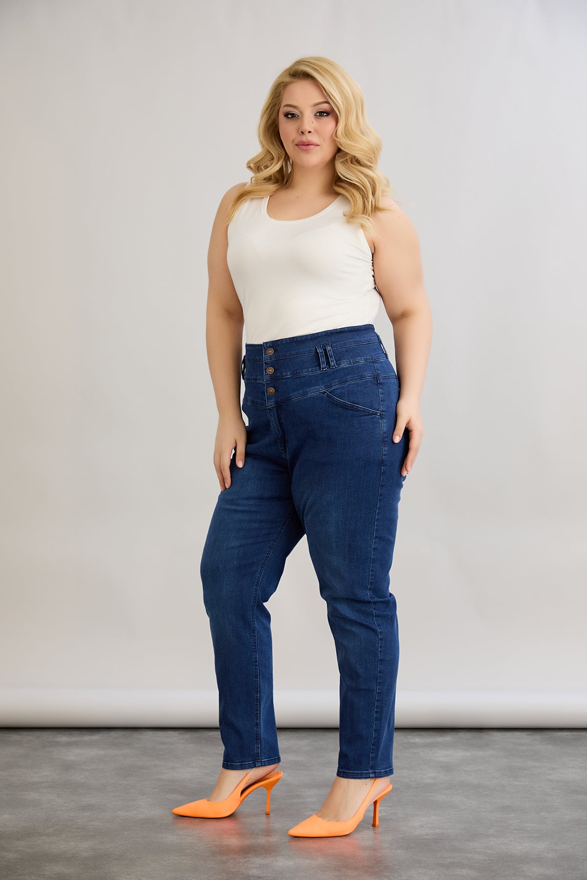 Elastische Jeans mit hohem Taillenumfang und Knöpfen