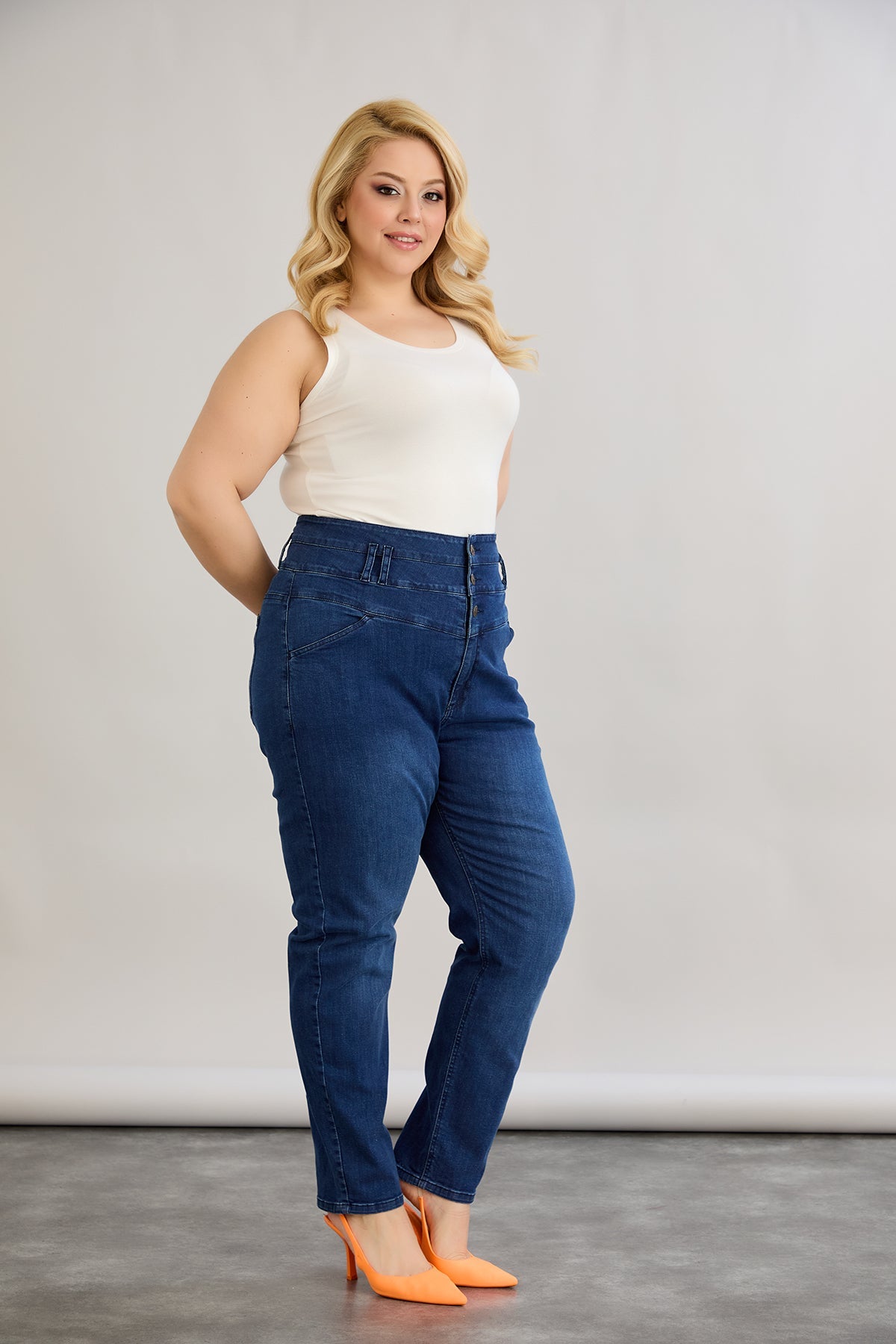 Elastische Jeans mit hohem Taillenumfang und Knöpfen