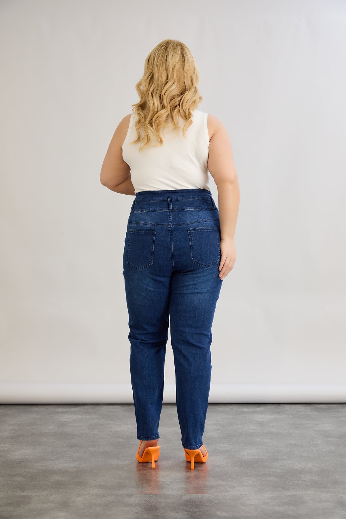 Elastische Jeans mit hohem Taillenumfang und Knöpfen