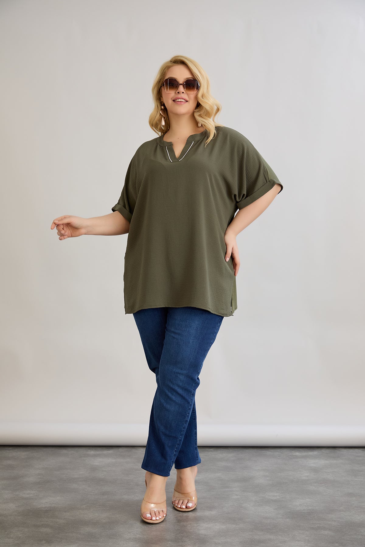 Bluse mit V-Ausschnitt und zarten Kieselsteinen - Khaki